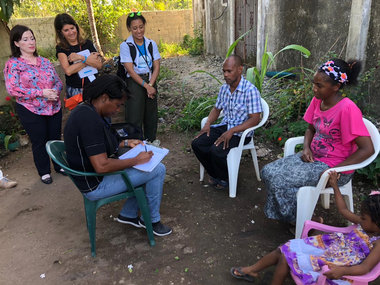 Animadora del CAFI La Altagracia junto a una de las familias beneficiadas del Programa de Base Familiar y Comunitario